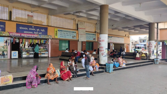msrtc vaijapur bus depot platform area